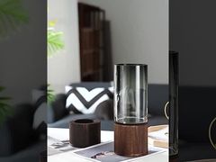 Vaso de vidrio con base de madera